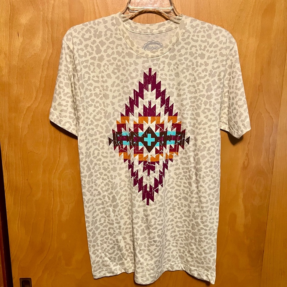 New Sterling Kreek tan leopard Aztec tee S